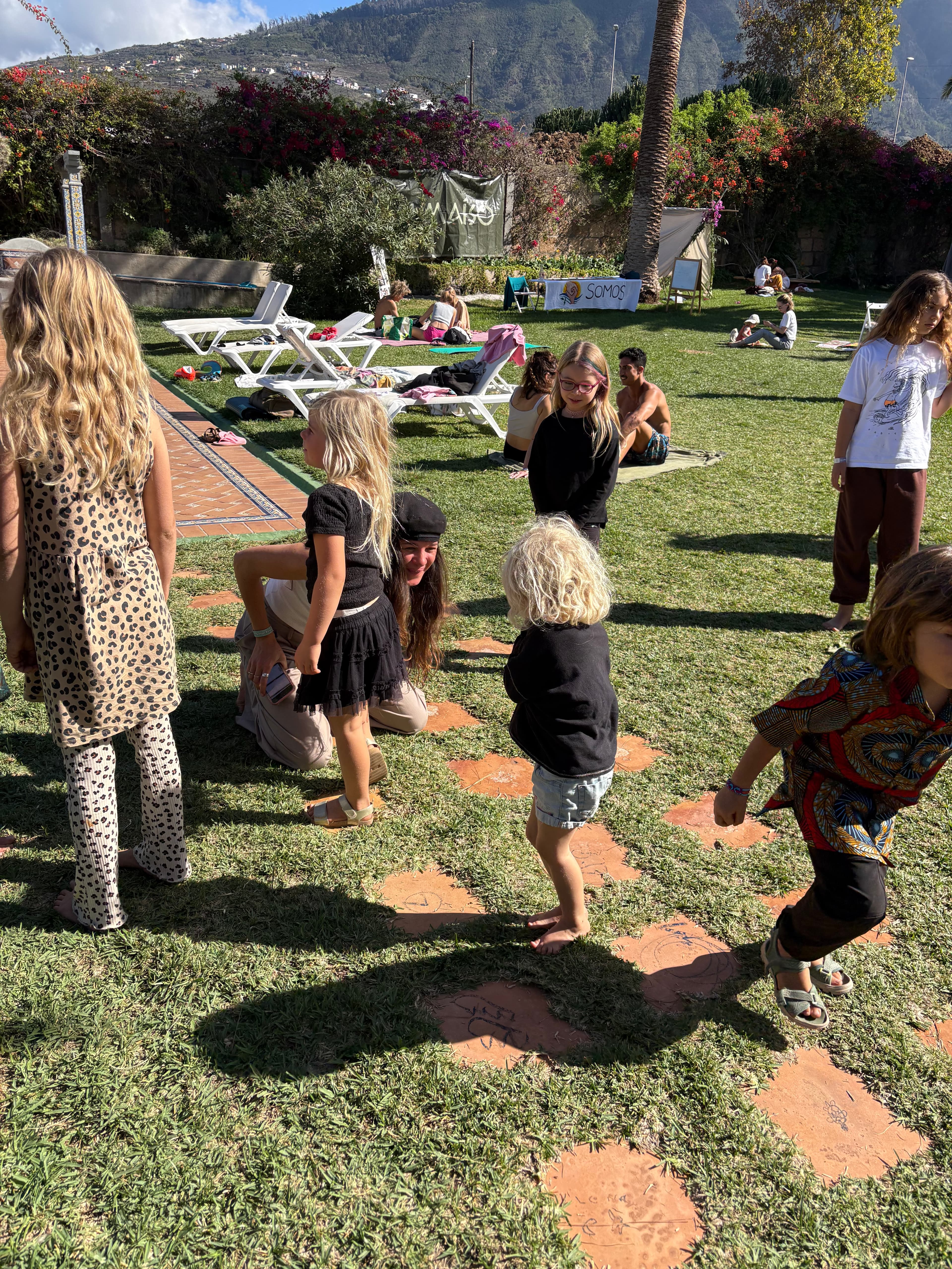 Children playing in the garden · Almaiso